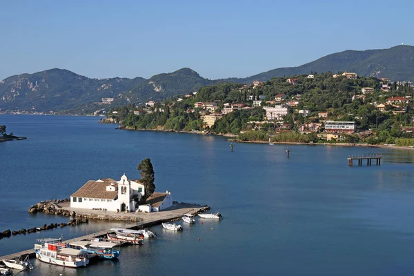 Monasterio de Vlacherna temporada de verano Corfú isla Grecia — Foto de Stock