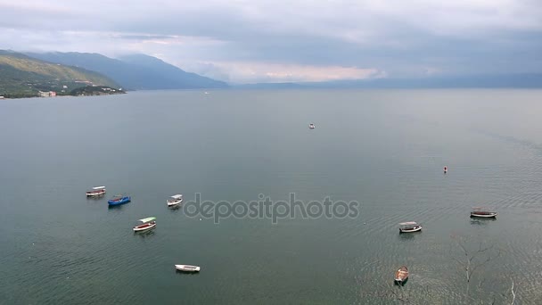 Felhős égbolt felett az Ohrid tó Macedónia — Stock videók