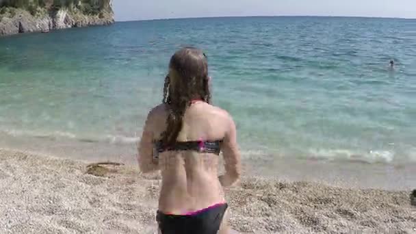 Niña salto en el mar temporada de verano — Vídeo de stock