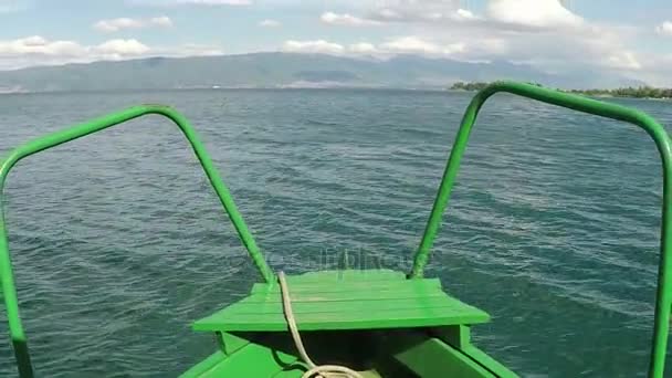 Ohrid vue sur le lac depuis la proue du bateau — Video