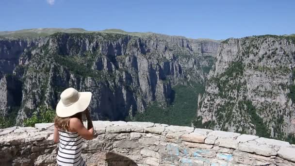 Liten flicka med tummen upp på Vikos ravin Zagoria Grekland — Stockvideo