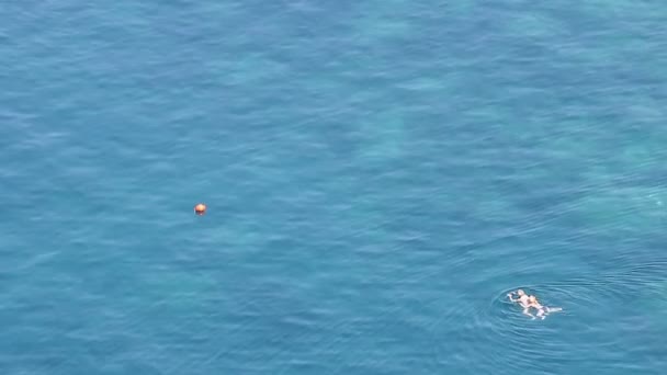 Hombre y mujer nadan en el mar — Vídeo de stock