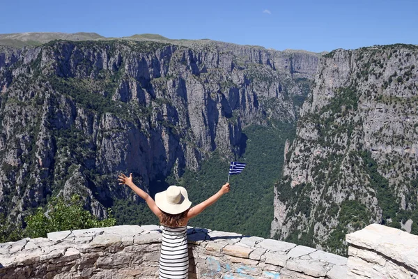 Malá dívka vlny s řeckou vlajku na Vikos soutěska Zagoria — Stock fotografie