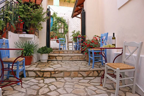 Vino y uvas en la calle de la mesa en Parga Grecia — Foto de Stock