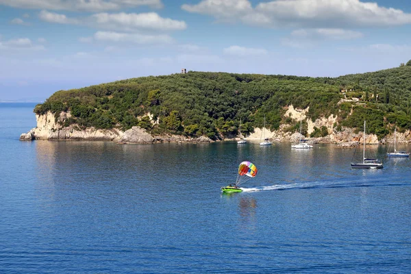 Parasailen Valtos beach Parga Griekenland zomerseizoen — Stockfoto