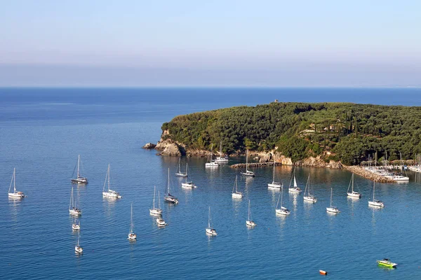 Jachty a plachetnice na Valtos beach Řecko Parga letní sezóny — Stock fotografie