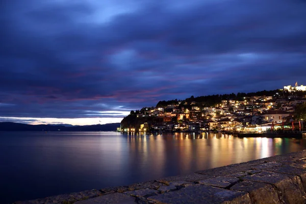 Ohri şehir ve gece gölde