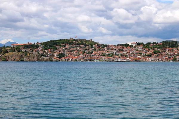市街や湖の風景オフリド マケドニア — ストック写真
