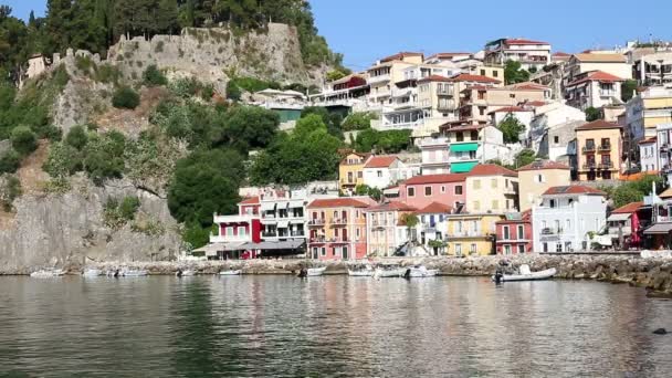 Coloridos edificios y castillo Parga Grecia — Vídeo de stock