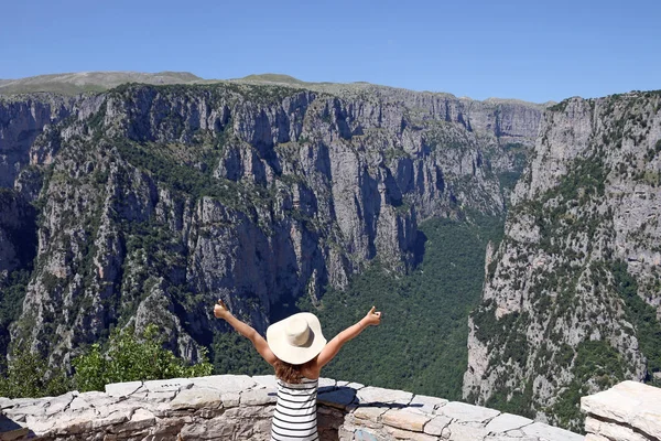 Petite fille avec les pouces vers le haut sur le point de vue Vikos gorge Grèce — Photo