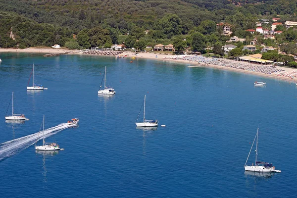 Barche e yacht sulla spiaggia Valtos Parga Grecia stagione estiva — Foto Stock