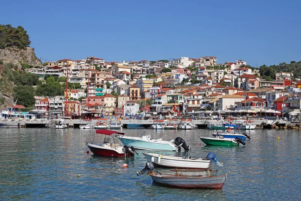 Båtar i hamnen och färgglada byggnader Parga Grekland — Stockfoto