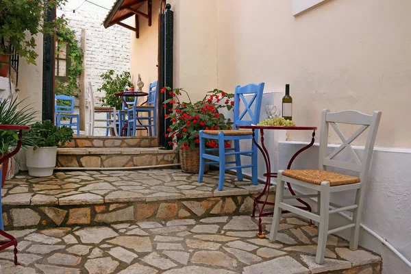 Wina i winogron na stole Grecja Parga — Zdjęcie stockowe