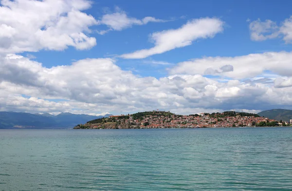 Miasta Ochryda i jezioro krajobraz Macedonia w sezonie letnim — Zdjęcie stockowe