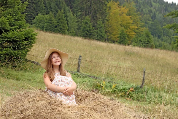 美しい少女を楽しむ自然夏のシーズン — ストック写真