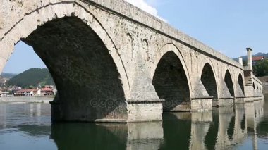 Drina nehrinde Visegrad eski taş köprü