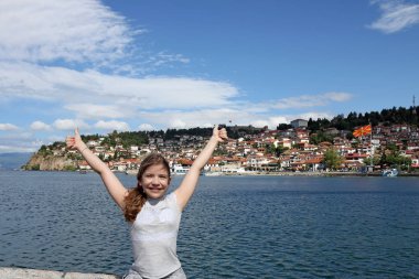 başparmak yukarıya Ohrid Makedonya ile mutlu küçük kız