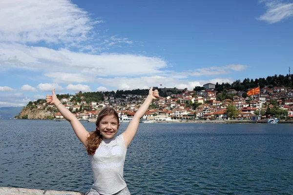Gelukkig klein meisje met duimen omhoog Ohrid Macedonië — Stockfoto