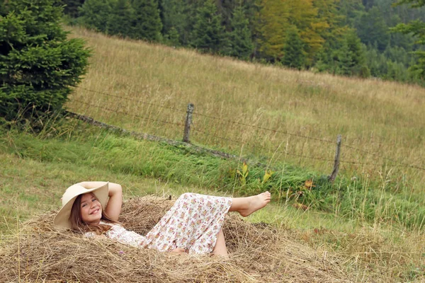 幸せな少女は、干し草 — ストック写真