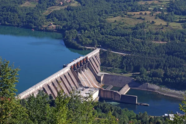 Central hidroeléctrica no rio — Fotografia de Stock