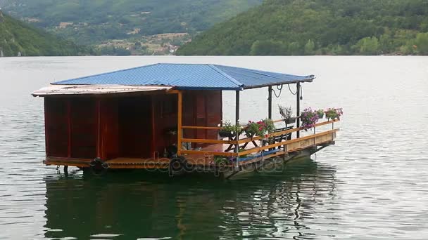 Maison en bois flottant sur la rivière — Video