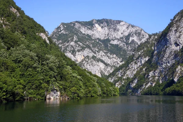 Drina rio cânion paisagem verão temporada Sérvia — Fotografia de Stock