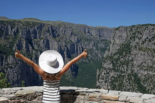 Menina com polegares para cima no ponto de vista Vikos desfiladeiro Grécia — Fotografia de Stock