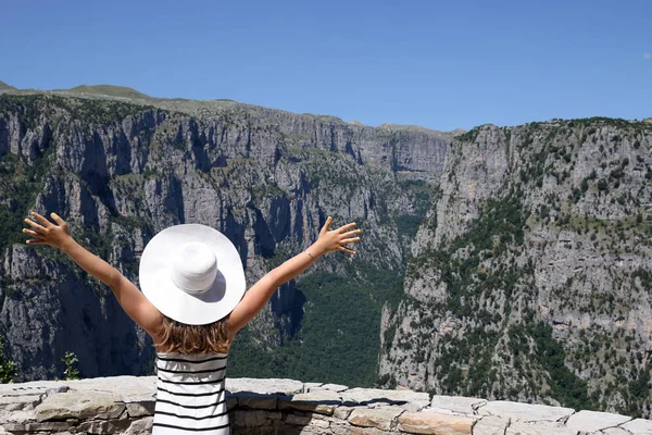 Menina com as mãos para cima no ponto de vista Vikos desfiladeiro Grécia — Fotografia de Stock