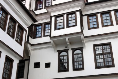 Eski bina beyaz duvar ve ahşap pencereler