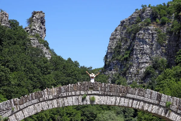 Malá dívka stojící na kokkori kamenný most Zagoria Řecko — Stock fotografie