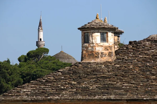 Mesquita e telhado de pedra antiga Ioannina Grécia — Fotografia de Stock