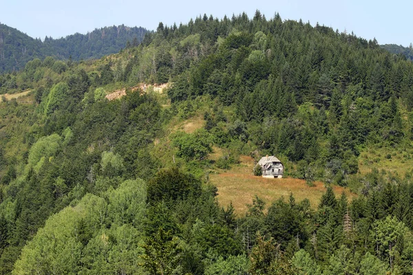 Förstörda stuga på bergslandskap — Stockfoto