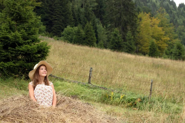 sahada güzel küçük kız