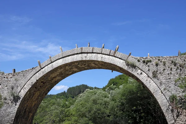 Kalogeriko klenutý kamenný most Zagoria Řecko — Stock fotografie