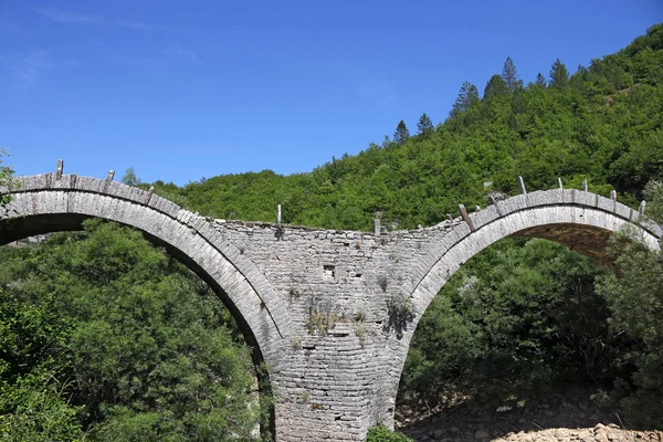 Staré Kalogeriko klenutý kamenný most detail Zagoria Řecko — Stock fotografie