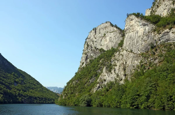 Kaňonu řeky Drina s masivní skály krajina — Stock fotografie