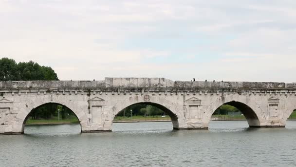 Старый белый камень Тиберий мост Римини Италия — стоковое видео