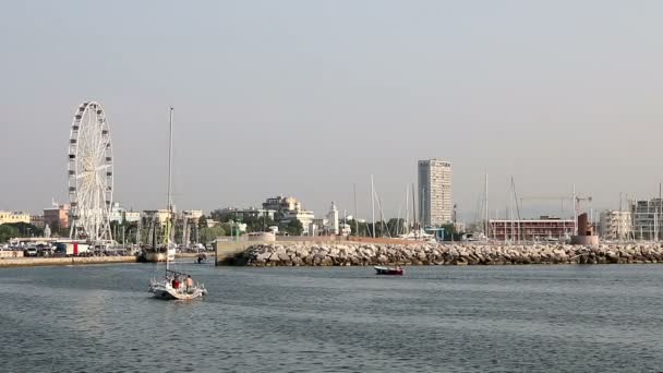 Yachter och båtar ange hamnen Rimini Italien — Stockvideo