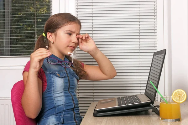 Liten flicka är trött på att använda laptop — Stockfoto