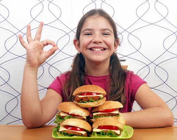 Šťastný, Holčička s hamburgery a oh rukou znamení — Stock fotografie