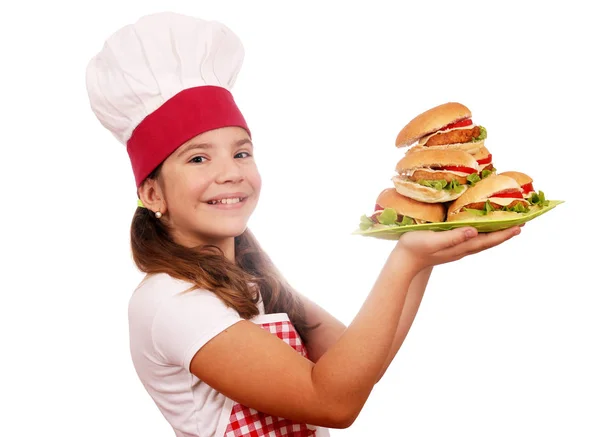 Szczęśliwa dziewczynka gotować z hamburgery na talerzu — Zdjęcie stockowe