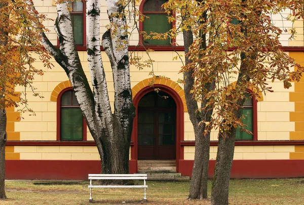 Старое здание в осеннем парке — стоковое фото