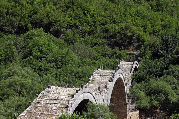 Kalogeriko kamenný most na Vikos soutěska Zagoria — Stock fotografie