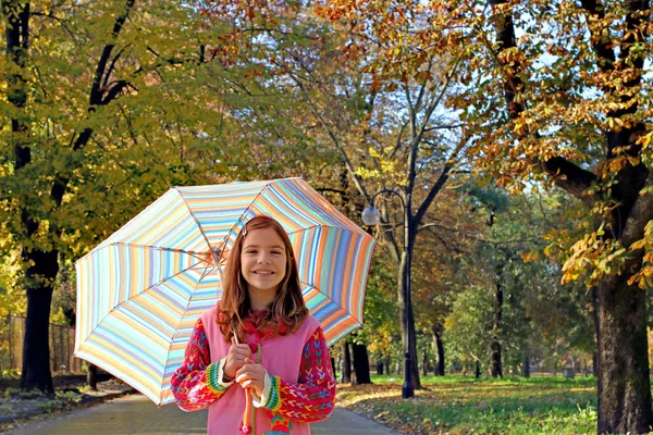 Hermosa niña con paraguas temporada de otoño — Foto de Stock