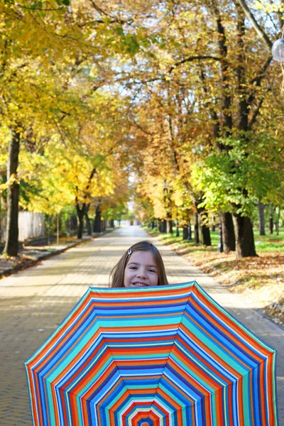 Meisje met najaar seizoen paraplu — Stockfoto