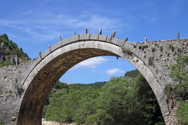 Kalogeriko klenutý kamenný most Zagoria Řecko — Stock fotografie