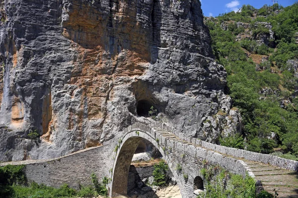 Kokkori starý kamenný klenutý most krajina Zagoria Řecko — Stock fotografie