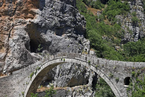 Kokkori starý kamenný klenutý most Zagoria Řecko — Stock fotografie