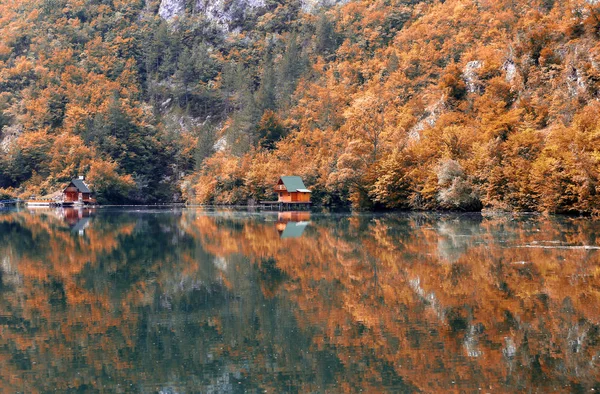 Wooden cottages on river landscape autmn season — Stock Photo, Image