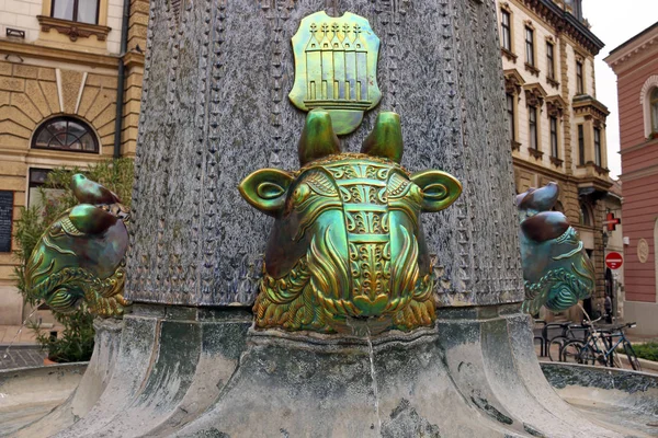 Zsolnay fontein close-up Pecs, Hongarije — Stockfoto